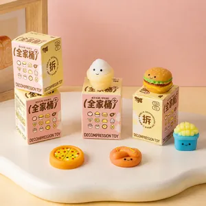Nahaufnahme von niedlichen Blind-Box-Squishies im Lebensmittel-Design wie Burger und Pizza