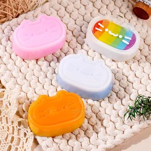 Κοντινό πλάνο με χαριτωμένα παιχνίδια Mochi squishy σε σχήμα γάτας σε διάφορα χρώματα