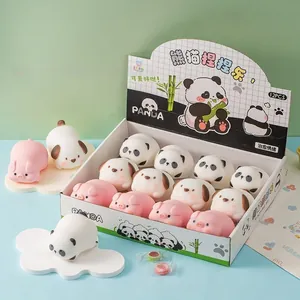 Primo piano di simpatici squishy panda, maiale e cane in una scatola da 12 pezzi antistress.