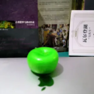 Detaillierte Ansicht eines hellgrünen Apfel-Squishy-Spielzeugs zur Stressbewältigung