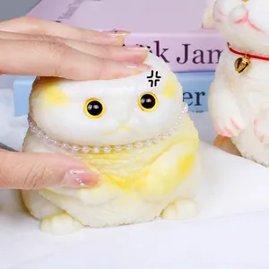 Nahaufnahme eines fetten Katzen-Squishy-Spielzeugs, das gedrückt wird, um Textur