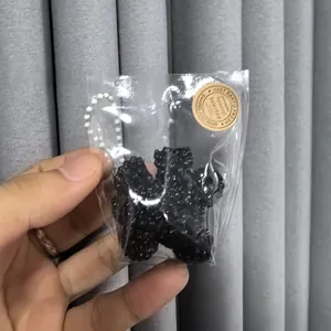 Vue détaillée d'un jouet spongieux de mûre noire dans un emballage plastique clair