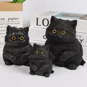 Set aus drei niedlichen dicken schwarzen Katzenfiguren in verschiedenen Größen.