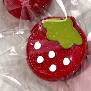 Detailansicht eines roten Erdbeeren-Silikon-Squishy-Spielzeugs mit Glitzer-Finish