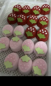 Detailaufnahme von handgefertigten Silikon-Squishys in Form von roten Erdbeeren