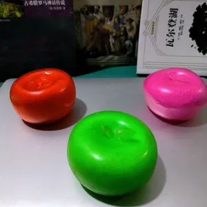 Detailansicht von drei farbenfrohen Antistress-Spielzeugen in Apfelform mit Slushy-Textur