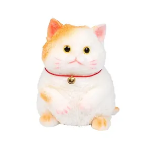 Niedliches molliges Katzen-Squishy-Spielzeug-Ornament mit rotem Halsband und Glocke