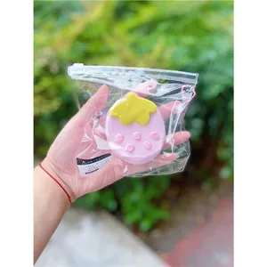 Großes rosa erdbeerförmiges Silikon-Squishy-Spielzeug in transparenter Reißverschlusstasche