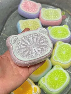 Gedetailleerd overzicht van een siliconen squishy in de vorm van een beren-sinaasappel.