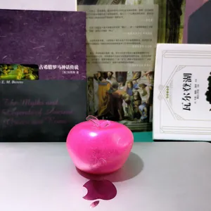 Pinkfarbenes Apfel-Slushy-Squishy-Spielzeug zum Stressabbau und sensorischen Spielen.