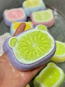 Close-up van een katvormig siliconen knijpspeeltje met een realistisch ontwerp van een limoen