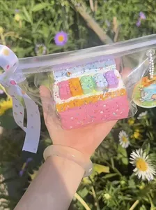 Silikon-Squishy-Spielzeug in Form eines rosa Kuchens im Care-Bears-Stil mit Schleifen-Verpackung