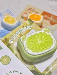 Detailopname van groen siliconen squishy speelgoed in limoen- en kattenvorm