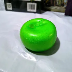 Detail eines slushy grünen Apfel Squishy-Spielzeugs mit realistischer Frost-Textur