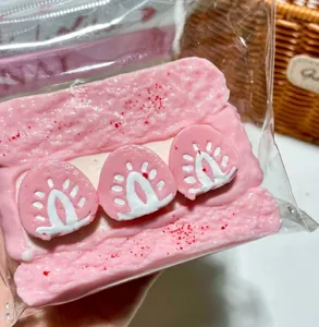 Nahaufnahme von rosa Erdbeerkuchen Squishy Spielzeug mit weicher Cremetextur