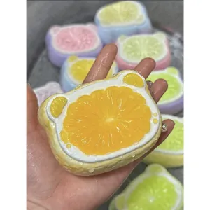 Schattig siliconen knijpspeeltje in de vorm van een beer met oranje fruitontwerp