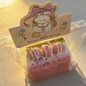 Detailansicht des Erdbeerkuchen-Quetschspielzeugs in süßer Hundemotiv-Verpackung