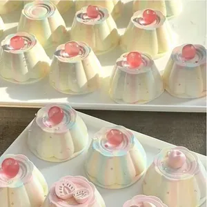 Verschiedene pastellfarbene Regenbogen-Pudding-Quetschspielzeuge zum Stressabbau