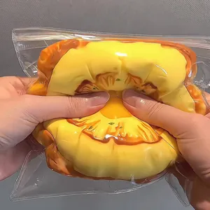 Primer plano de un juguete squishy de silicona hecho a mano en una bolsa plástica