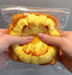 Vista detallada de un juguete squishy de silicona hecho a mano para el estrés.