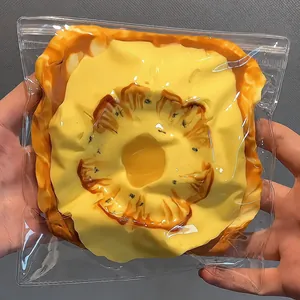 Primer plano de un juguete squishy de silicona con forma de rodaja de piña y rebote lento