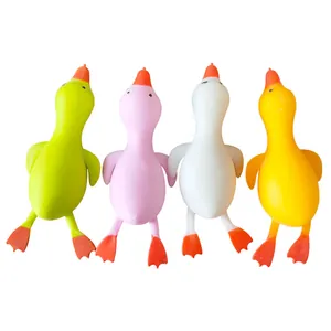 Cuatro coloridos juguetes antiestrés de pato TPR para apretar y estirar en detalle