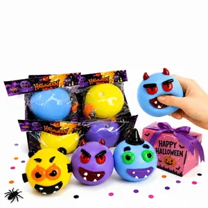 Vista macro de coloridos juguetes antiestrés de monstruos de Halloween para regalar en fiestas