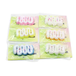 Set van zes kleurrijke squishy-speeltjes die lijken op gebakjes met crème en hagelslag.