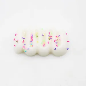 Detailopname van een wit gegolfd squishy speeltje met gekleurde hagelslag tegen stress