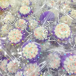 Primer plano de mini juguetes antiestrés de pastel en bolsas de plástico individuales