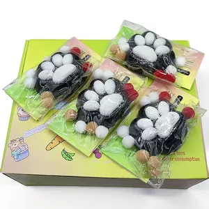 Primo piano di quattro giocattoli squishy a forma di zampa di gatto con pompon colorati