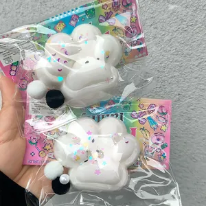 Detailopname van witte siliconen kattenpoot knijpspeeltjes met glittersterren en pompons