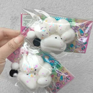 Detail van wit kattenpootje knijpspeeltje met glitter en parels in verpakking