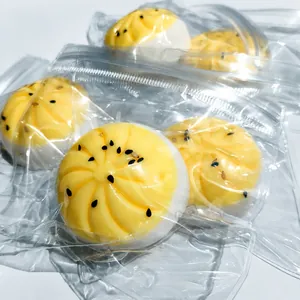 Primo piano di giocattoli antistress a forma di pasticcino al tuorlo in buste di plastica trasparente