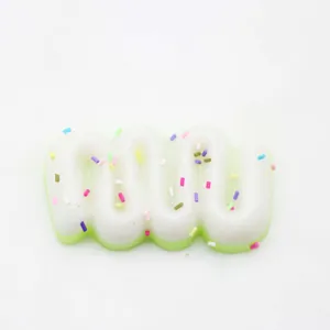 Close-up van een kleurrijk golvend dessert squishy speelgoed met vrolijke hagelslag.