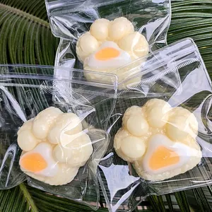 Dettaglio di giocattoli squishy a forma di zampa di gatto con design a uovo fritto