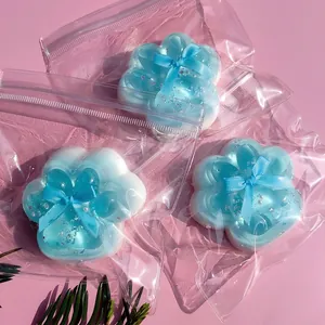 Drie blauw-witte kattenpoot squishy anti-stress speeltjes in doorzichtige ritszakjes