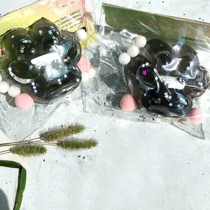 Dettaglio di giocattoli squishy a zampa di gatto nera con paillettes a stella antistress