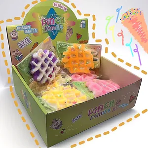Bunte Waffel-Squishy-Antistress-Spielzeuge in einer Pinch Family Verkaufsbox Detailansicht.