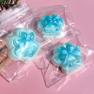 Gedetailleerd zicht op blauwe siliconen kattenpoot squishies met afmetingen in tas