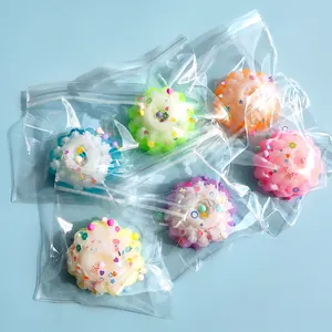 Primer plano macro de varios juguetes blandos con forma de postre en bolsas transparentes
