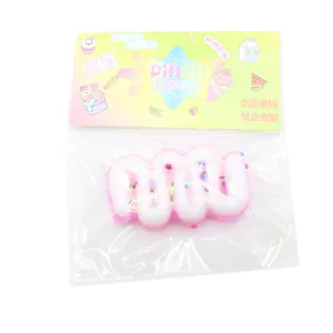 Detail van het roze dessert squishy speeltje voor ontspanning in de originele verpakking