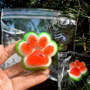 Detail van een watermeloen-thema kattenpoot squishy stressspeelgoed in een zakje