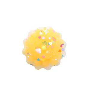 Juguete antiestrés blando de cupcake amarillo con corazones de colores decorativos