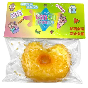 Detaillierte Makroansicht eines simulierten Waffel-Squishy-Spielzeugs in der Originalverpackung