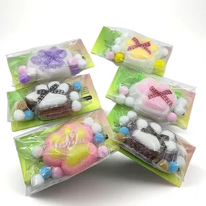 Detailweergave van zes kleurrijke pluche squishy kattenpootjes antistress speelgoed