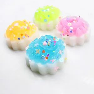 Vista detallada de coloridos juguetes blandos con forma de cupcake y virutas