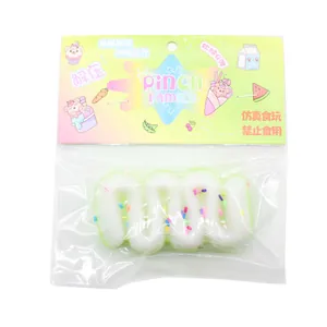 Gedetailleerd beeld van een squishy crème-stick speelgoed met kleurrijke hagelslag in verpakking