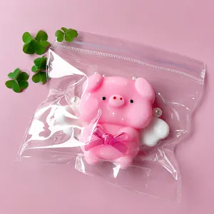 Primo piano di un simpatico giocattolo squishy maialino volante rosa in un sacchetto di plastica