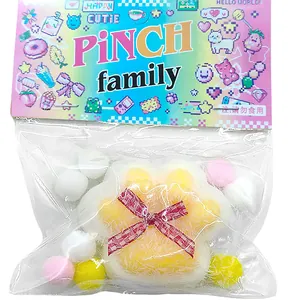 Detail van een zacht pluche kattenpoot squishy speeltje in kleurrijke verpakking
